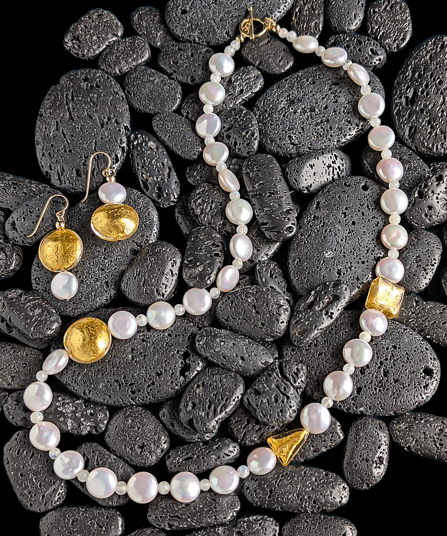 Fantasy Glow - Pearl and Gold Necklace