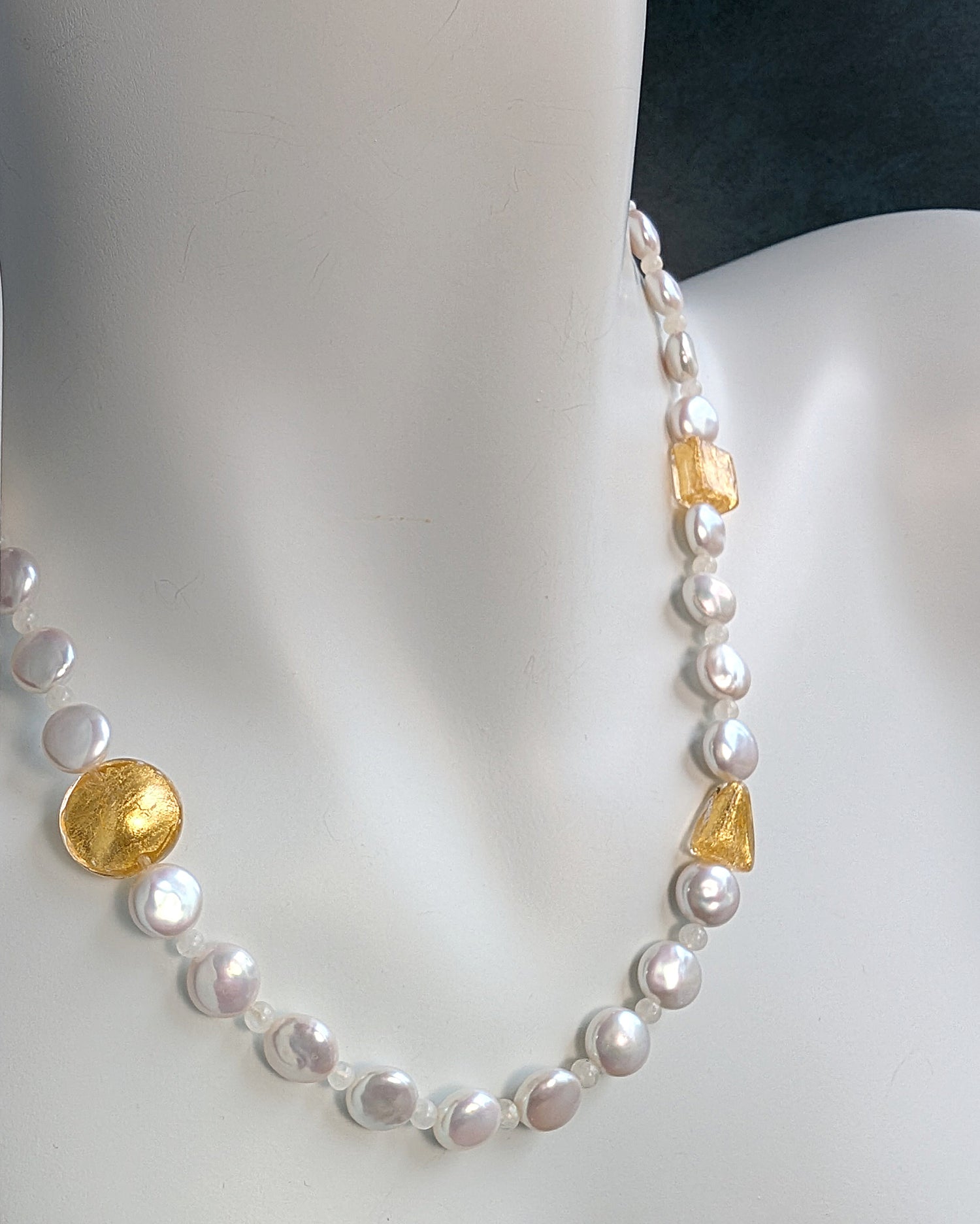 Fantasy Glow - Pearl and Gold Necklace