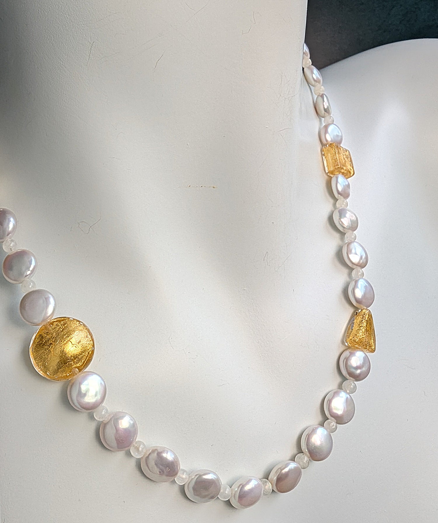 Fantasy Glow - Pearl and Gold Necklace