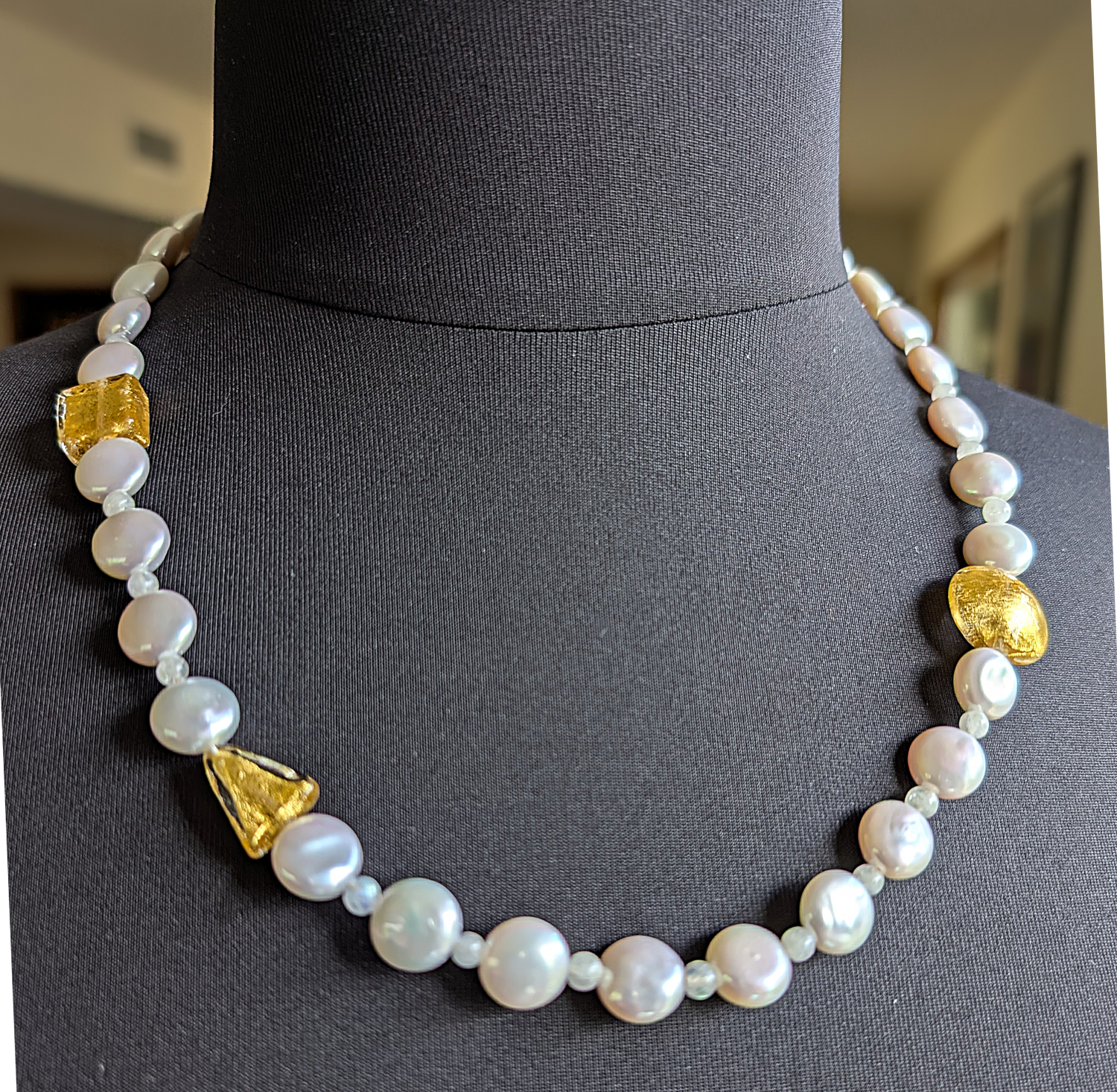 Fantasy Glow - Pearl and Gold Necklace