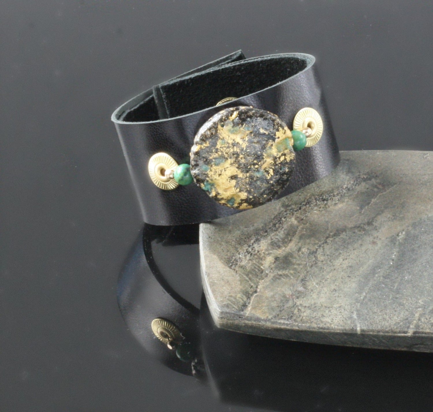 Glow Cuff Emerald - Leather Cuff Bracelet