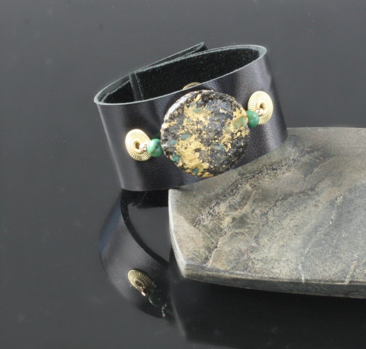 Glow Cuff Emerald - Leather Cuff Bracelet