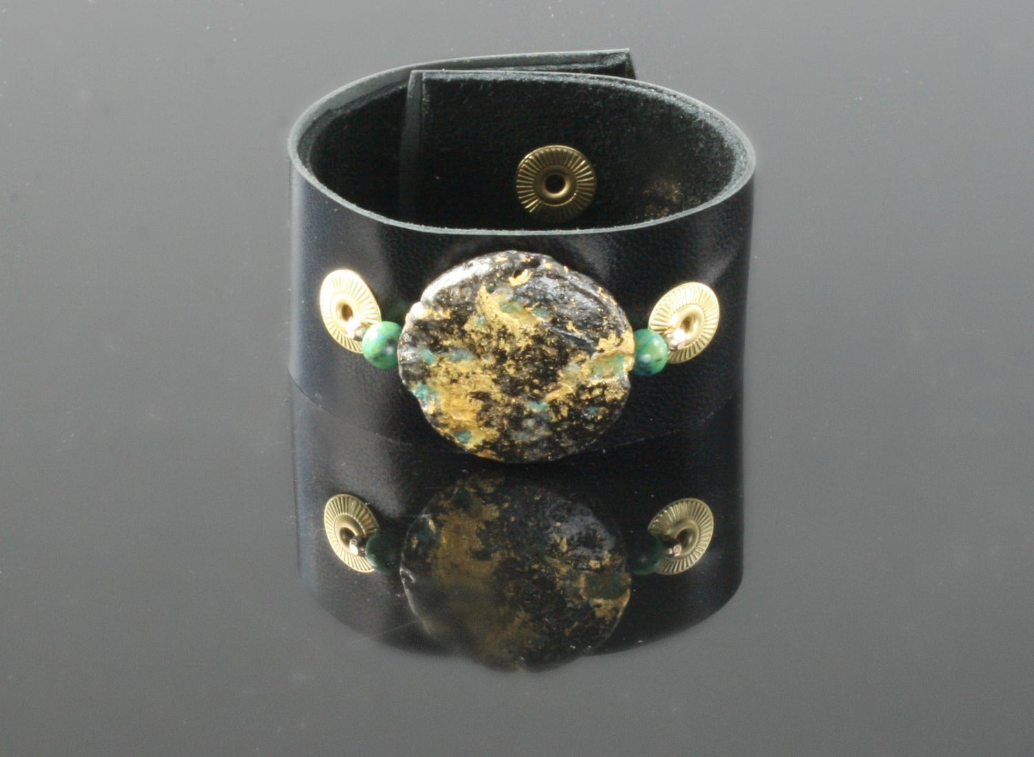 Glow Cuff Emerald - Leather Cuff Bracelet