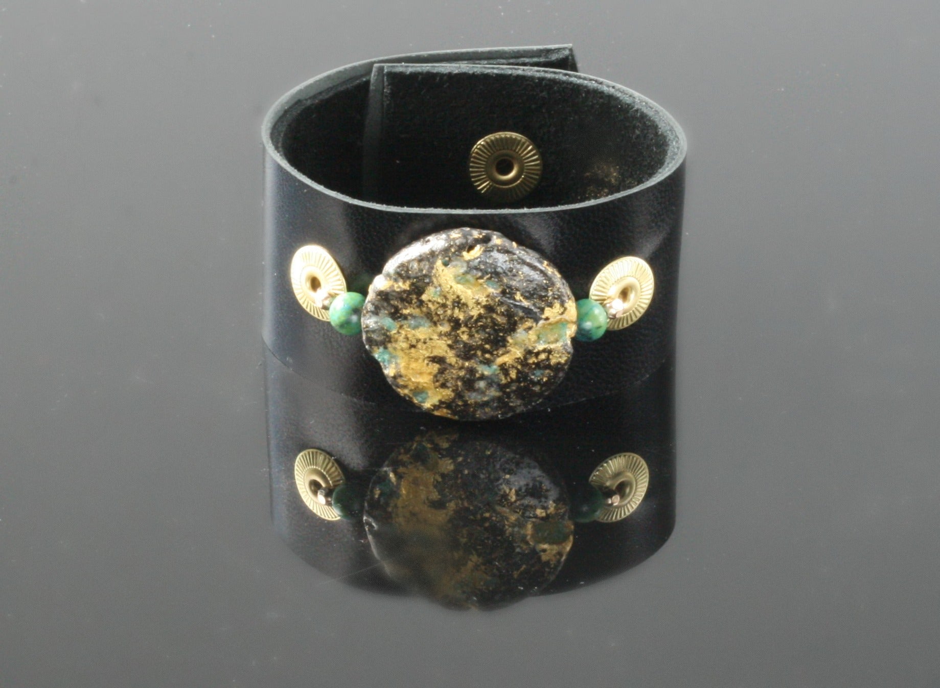 Glow Cuff Emerald - Leather Cuff Bracelet