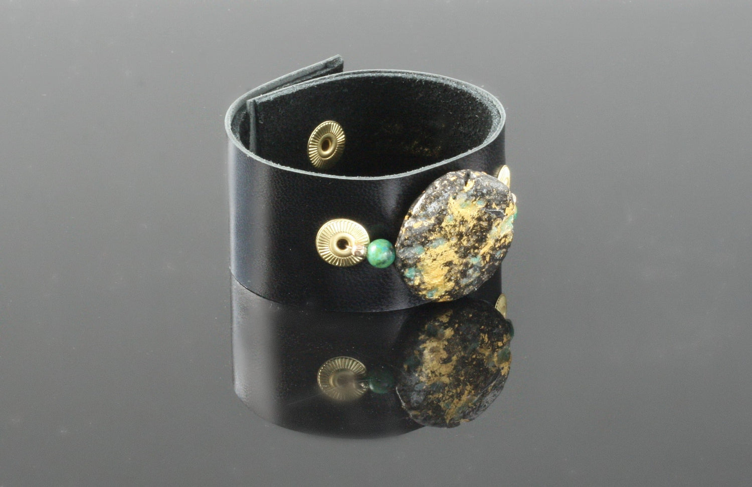 Glow Cuff Emerald - Leather Cuff Bracelet