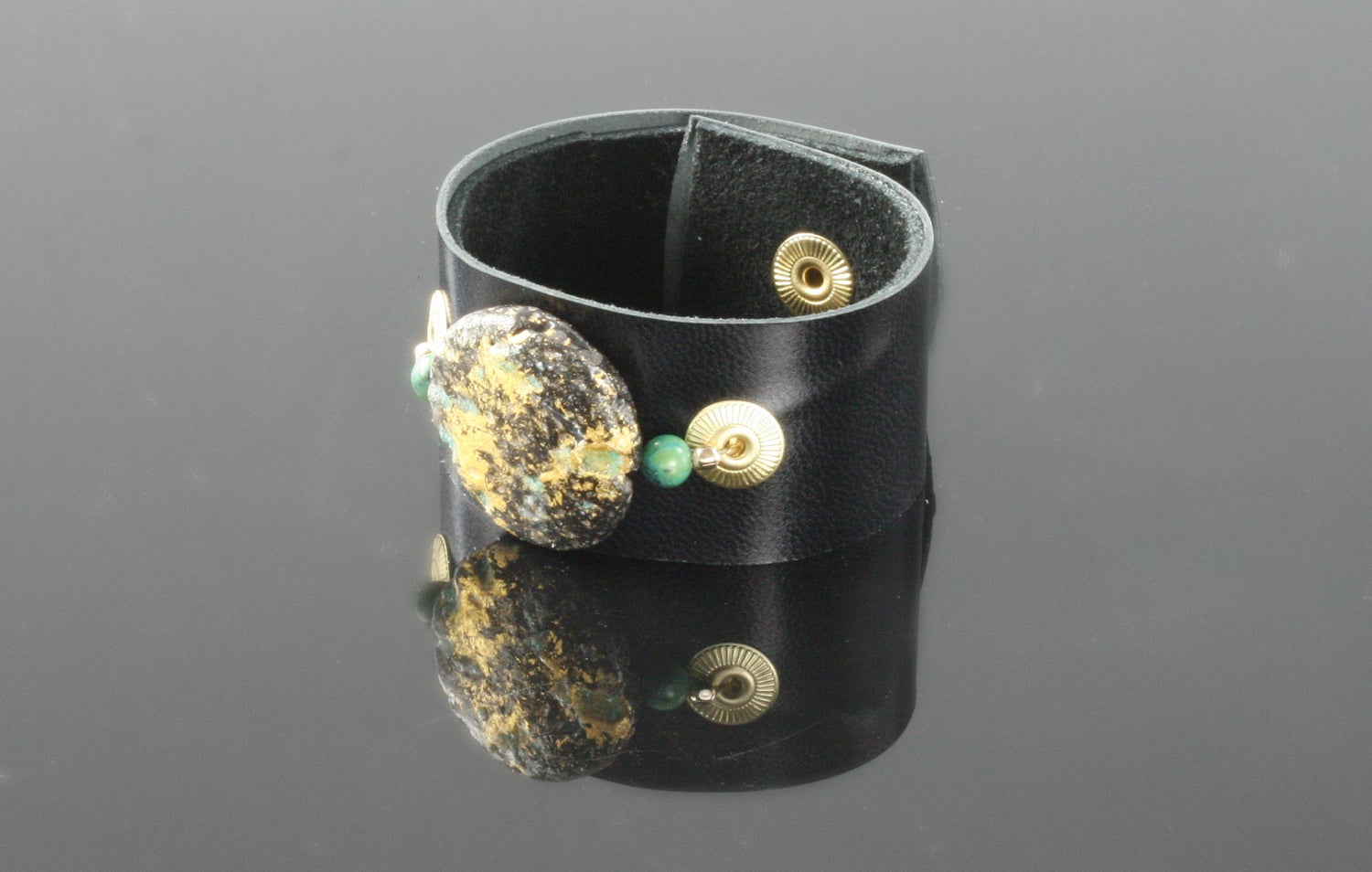 Glow Cuff Emerald - Leather Cuff Bracelet