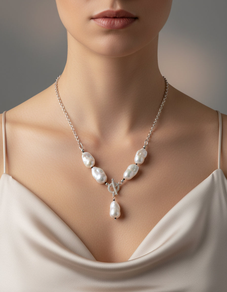 Pearl necklace with a silver clasp on a model