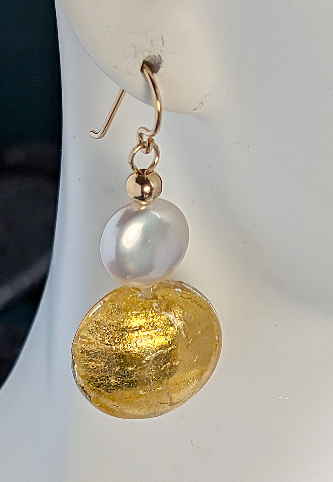 Fantasy Glow - Pearl and Gold Earrings