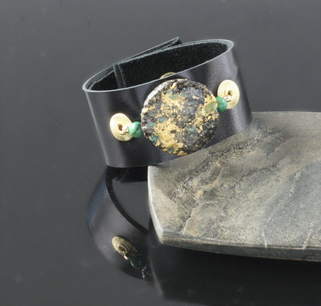 Glow Cuff Emerald - Leather Cuff Bracelet
